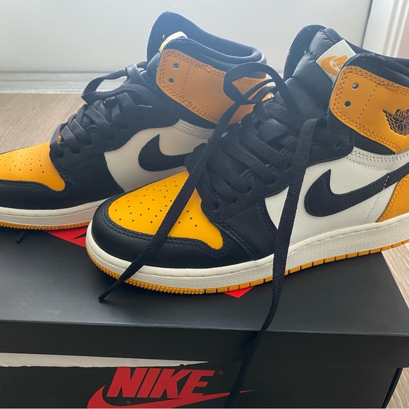 Jordan 1 Yellow Toe Sneaker - Picture 2 of 3